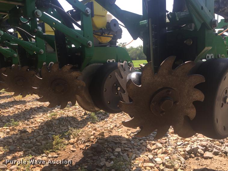 image for item DC0064 2013 John Deere DB90 no-till planter