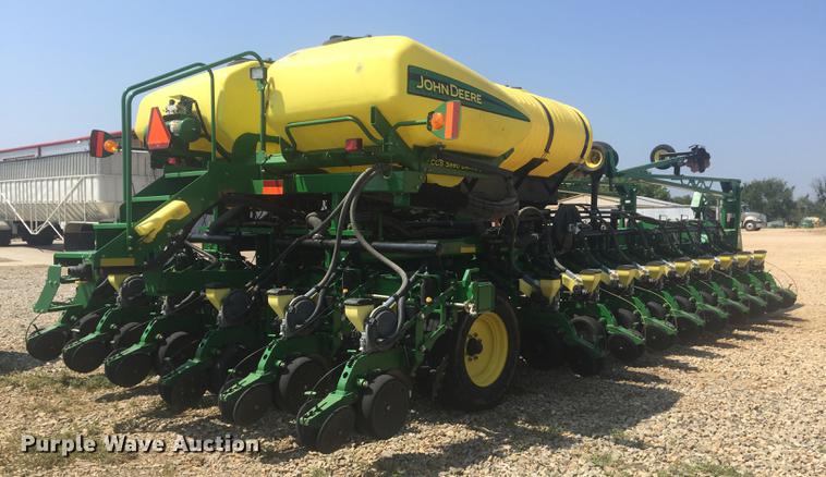 image for item DC0065 2011 John Deere DB44 no-till planter