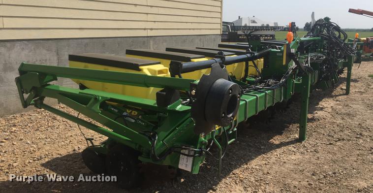 image for item DC0066 2014 John Deere 1720 no-till planter