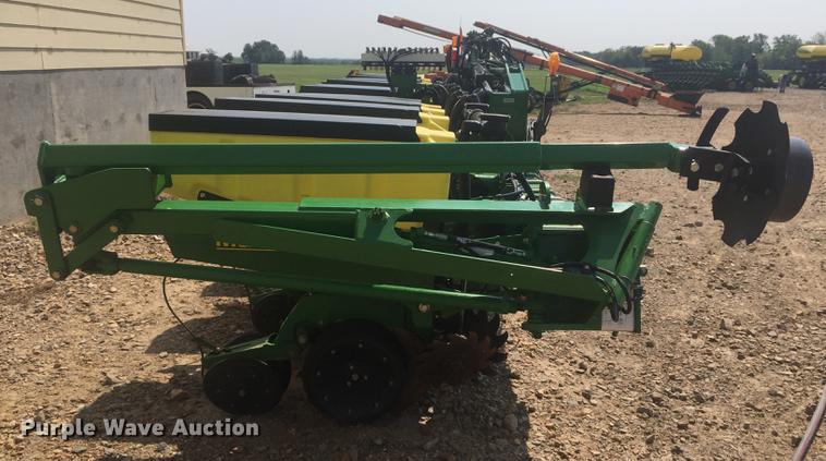 image for item DC0066 2014 John Deere 1720 no-till planter