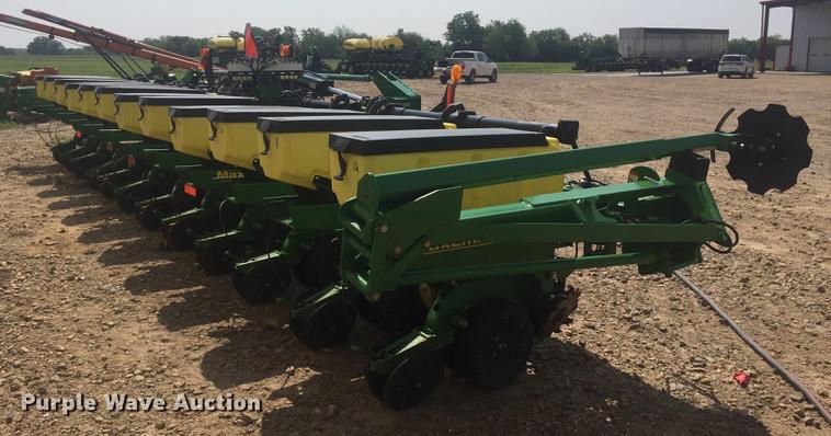 image for item DC0066 2014 John Deere 1720 no-till planter