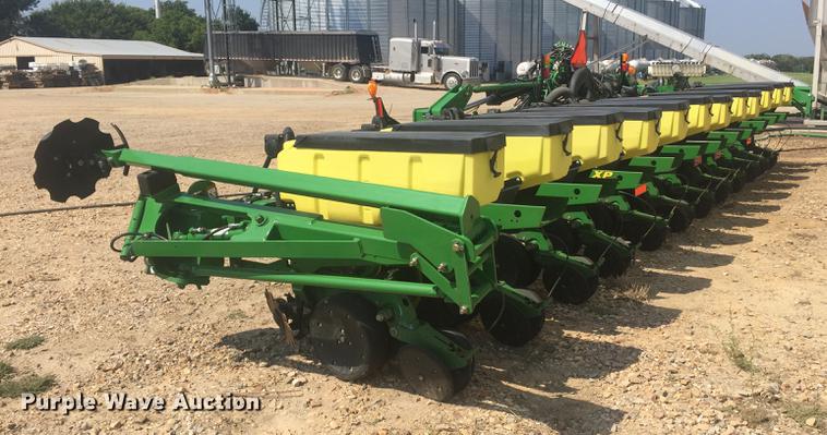 image for item DC0066 2014 John Deere 1720 no-till planter