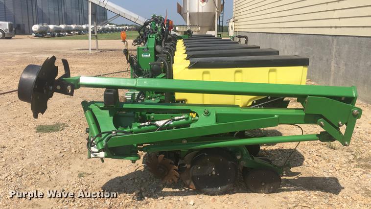 image for item DC0066 2014 John Deere 1720 no-till planter