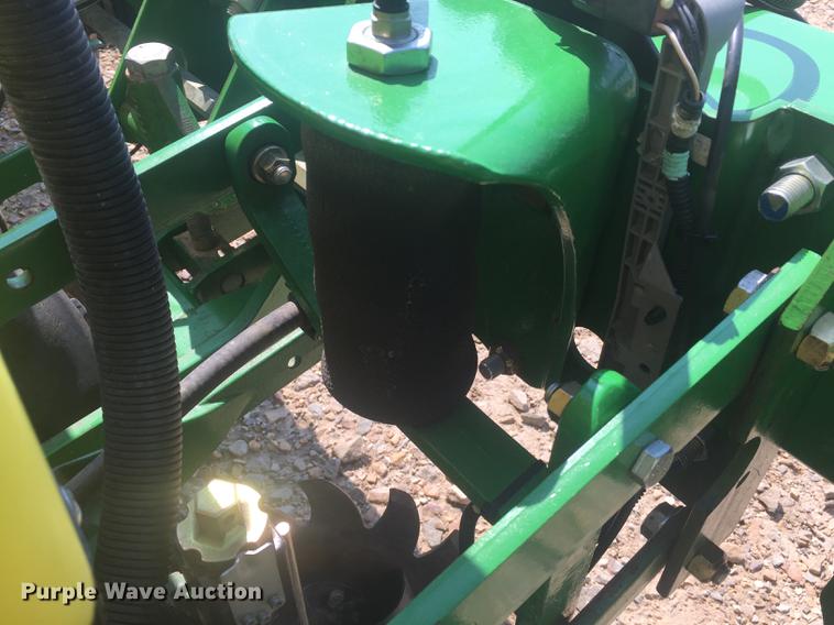image for item DC0066 2014 John Deere 1720 no-till planter