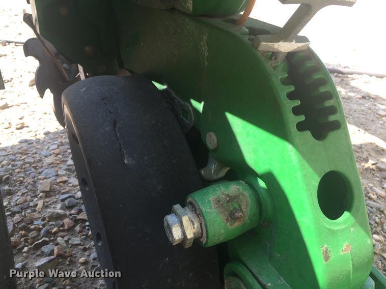 image for item DC0066 2014 John Deere 1720 no-till planter