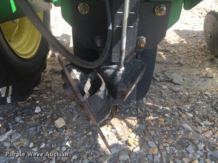 image for item DC0066 2014 John Deere 1720 no-till planter