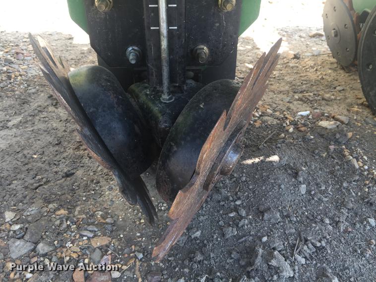 image for item DC0066 2014 John Deere 1720 no-till planter