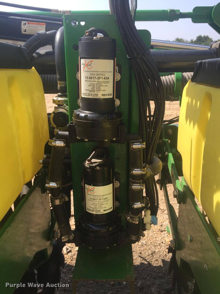 image for item DC0066 2014 John Deere 1720 no-till planter