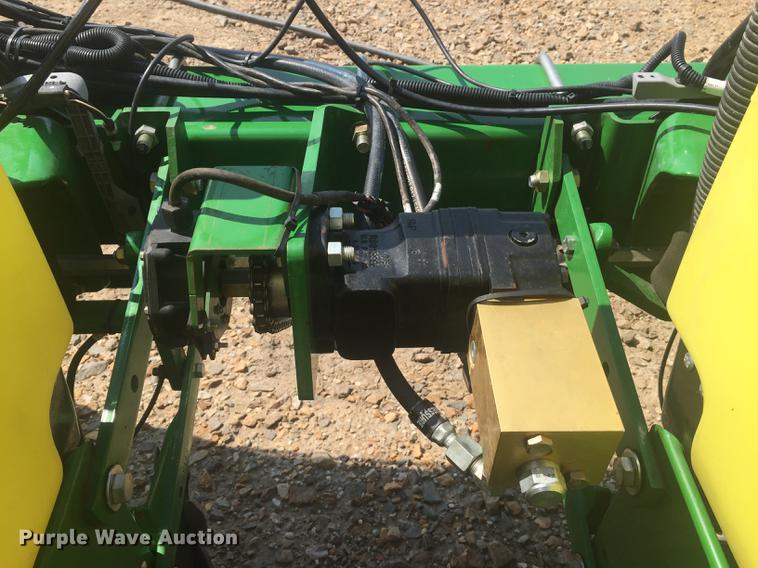 image for item DC0066 2014 John Deere 1720 no-till planter