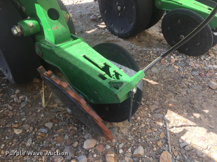 image for item DC0066 2014 John Deere 1720 no-till planter