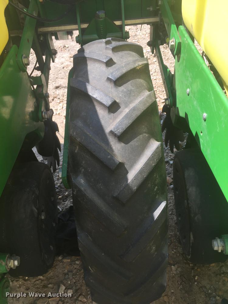 image for item DC0066 2014 John Deere 1720 no-till planter