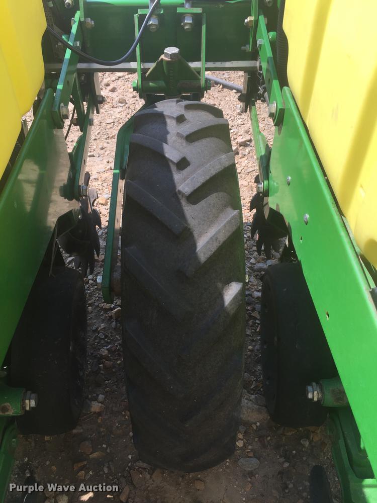image for item DC0066 2014 John Deere 1720 no-till planter