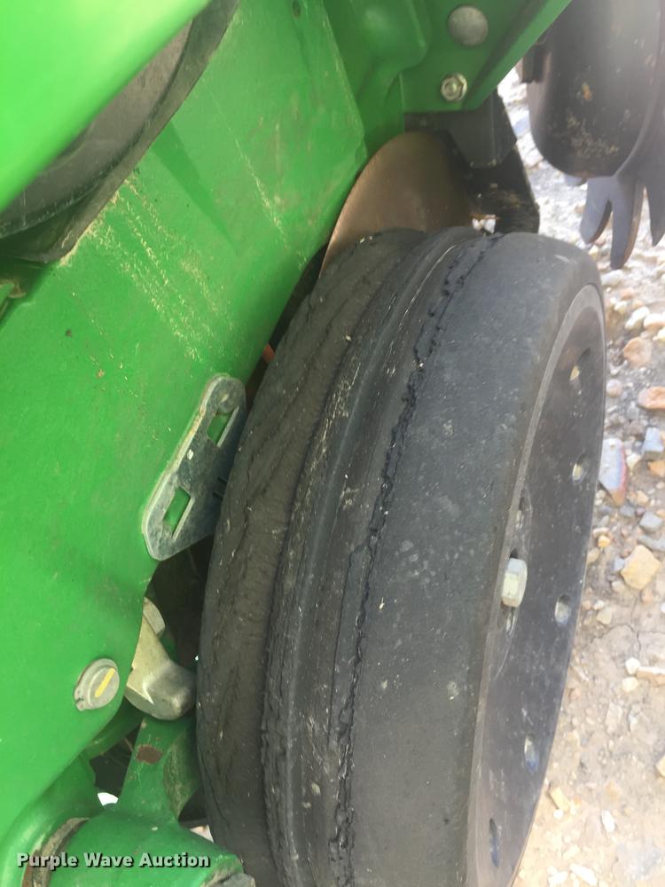 image for item DC0066 2014 John Deere 1720 no-till planter