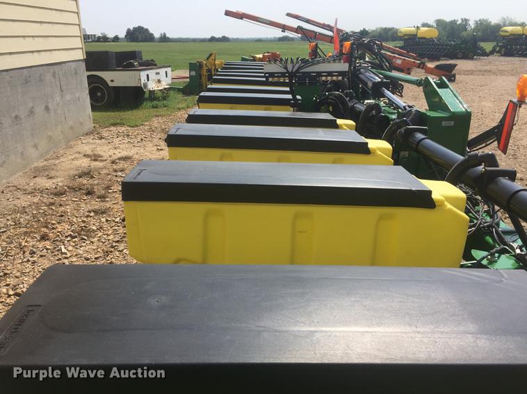 image for item DC0066 2014 John Deere 1720 no-till planter