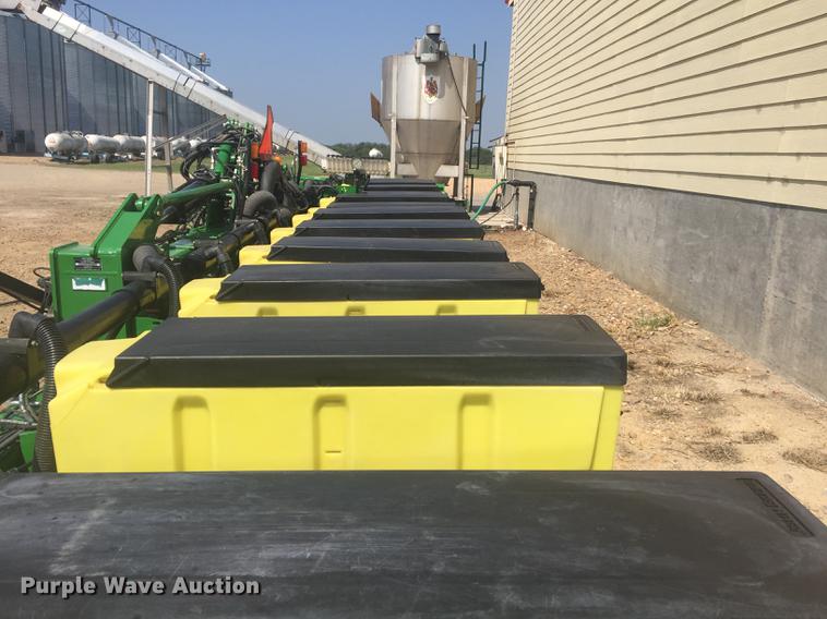 image for item DC0066 2014 John Deere 1720 no-till planter