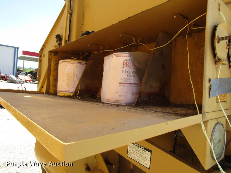 image for item DD6422 1991 Vermeer 604 Super J round baler