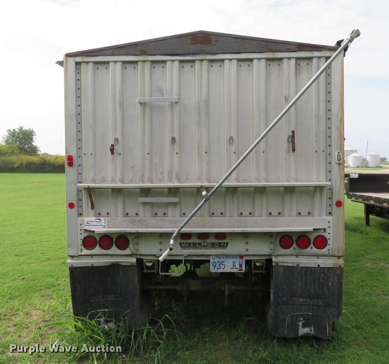 image for item DE6388 1978 Wilson AGH-500 double hopper bottom grain trailer