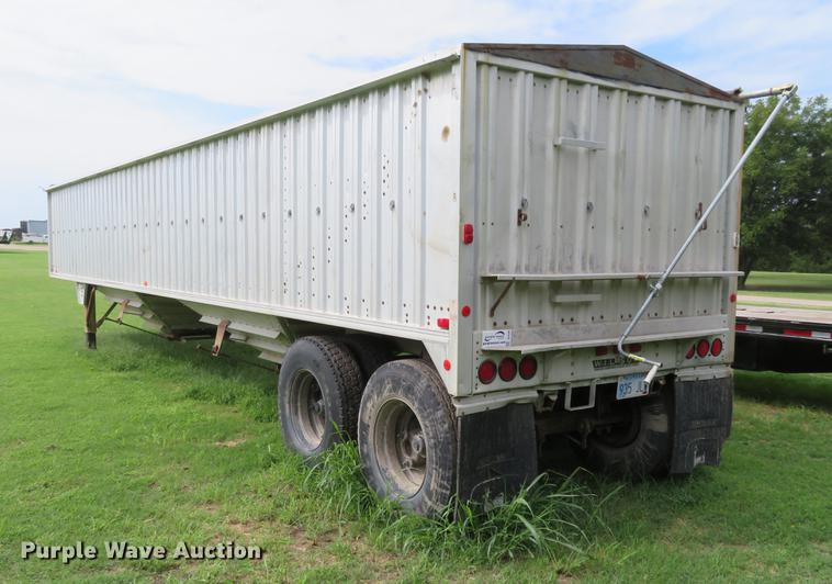 image for item DE6388 1978 Wilson AGH-500 double hopper bottom grain trailer