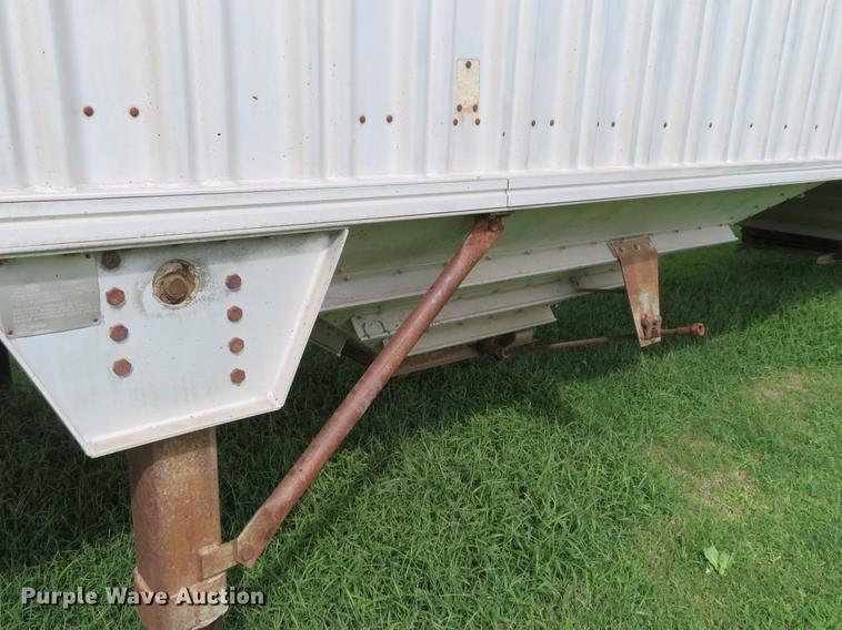 image for item DE6388 1978 Wilson AGH-500 double hopper bottom grain trailer