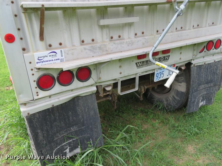 image for item DE6388 1978 Wilson AGH-500 double hopper bottom grain trailer