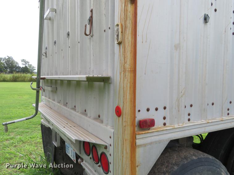 image for item DE6388 1978 Wilson AGH-500 double hopper bottom grain trailer