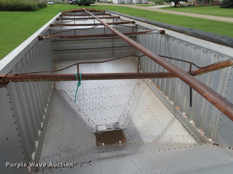 image for item DE6388 1978 Wilson AGH-500 double hopper bottom grain trailer