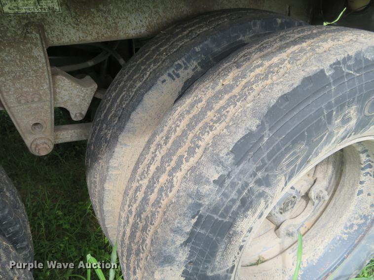 image for item DE6388 1978 Wilson AGH-500 double hopper bottom grain trailer