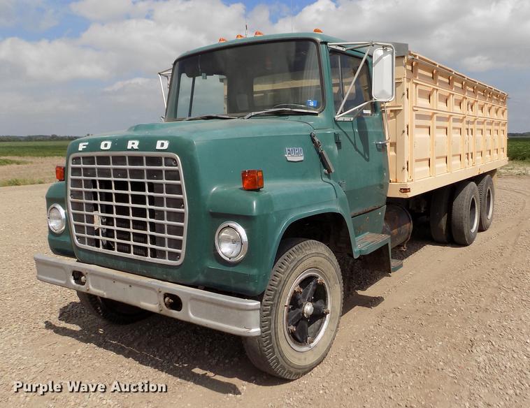 image for item ER9083 1972 Ford 750 grain truck