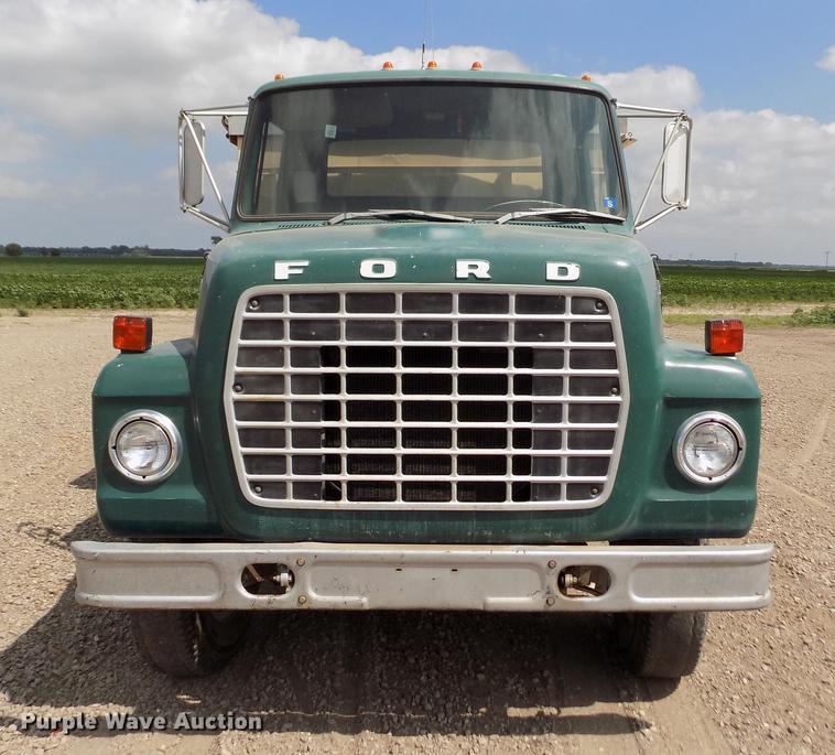 image for item ER9083 1972 Ford 750 grain truck