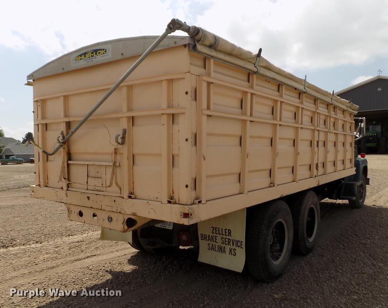 image for item ER9083 1972 Ford 750 grain truck