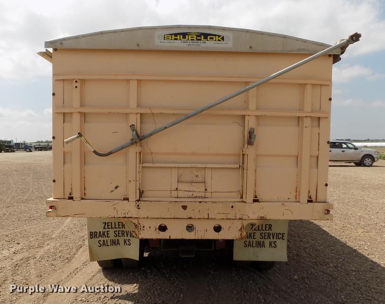 image for item ER9083 1972 Ford 750 grain truck