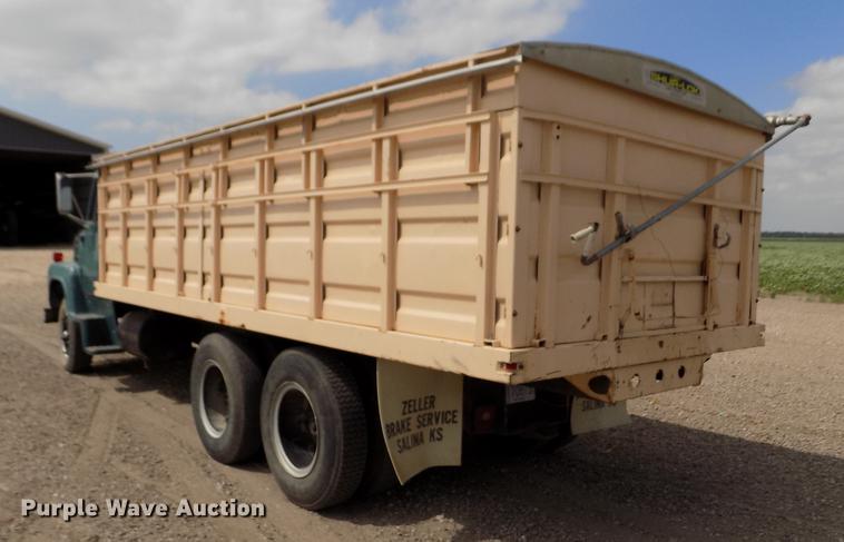 image for item ER9083 1972 Ford 750 grain truck