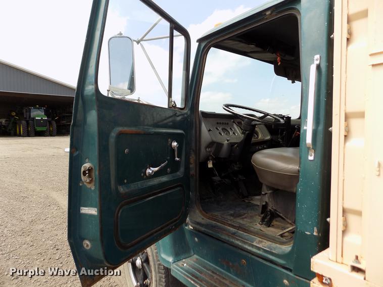 image for item ER9083 1972 Ford 750 grain truck