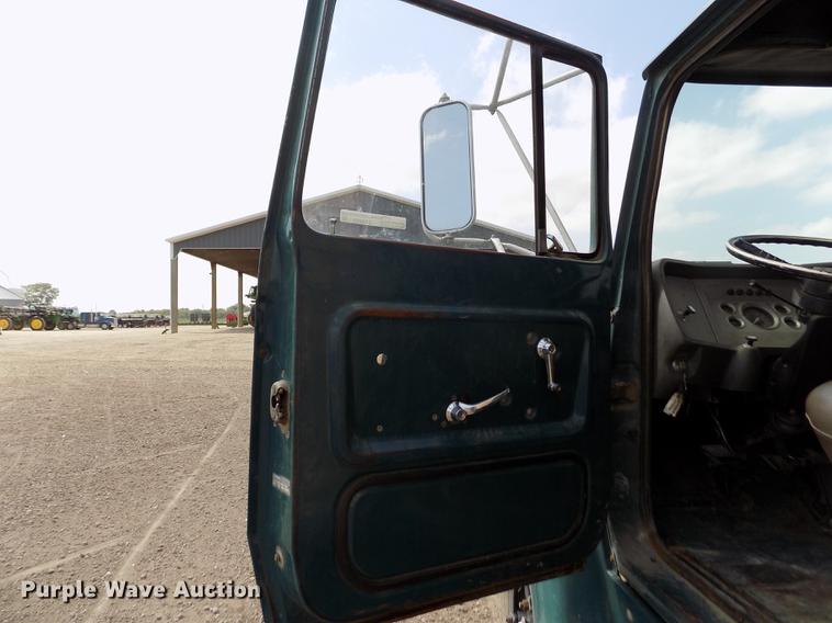 image for item ER9083 1972 Ford 750 grain truck