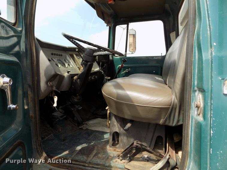 image for item ER9083 1972 Ford 750 grain truck