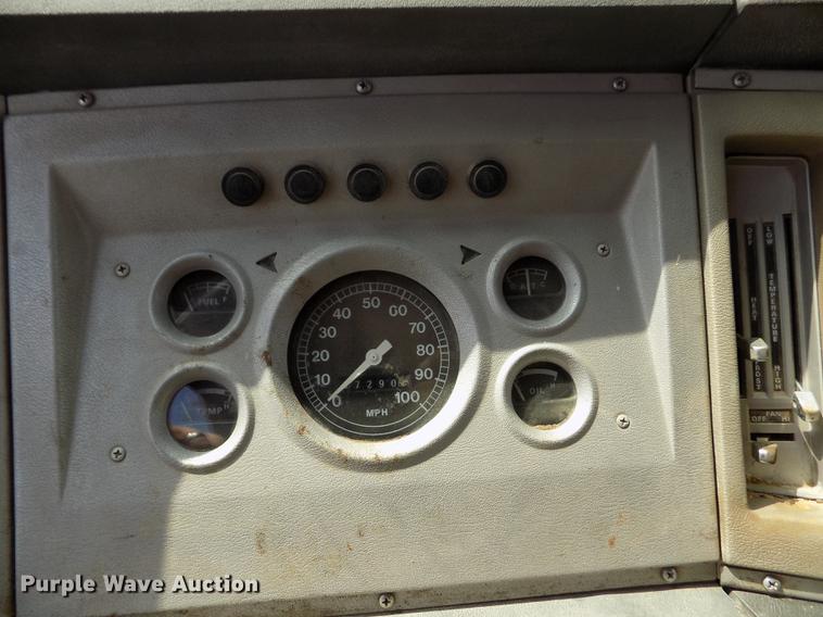 image for item ER9083 1972 Ford 750 grain truck