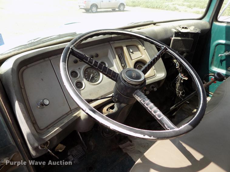 image for item ER9083 1972 Ford 750 grain truck