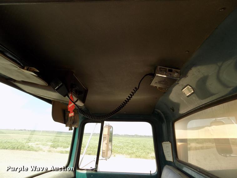 image for item ER9083 1972 Ford 750 grain truck