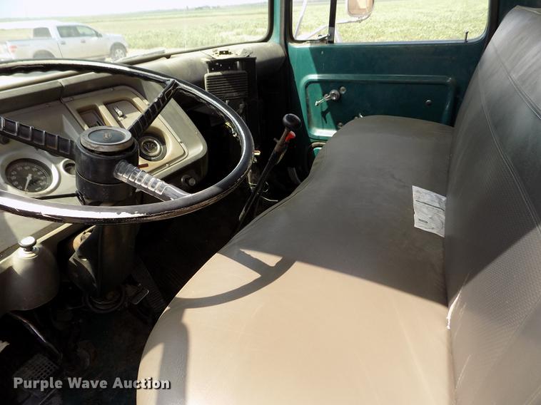 image for item ER9083 1972 Ford 750 grain truck