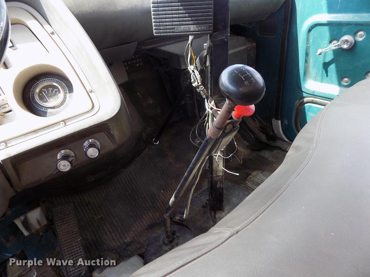 image for item ER9083 1972 Ford 750 grain truck