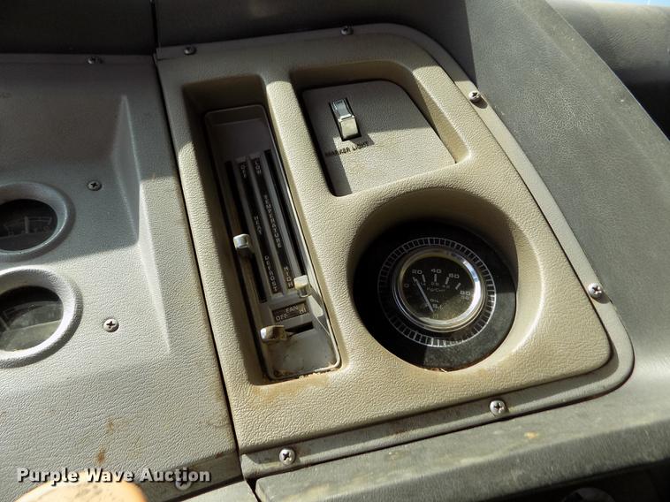 image for item ER9083 1972 Ford 750 grain truck