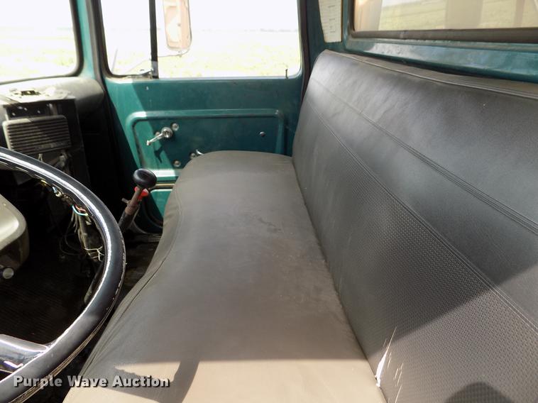 image for item ER9083 1972 Ford 750 grain truck