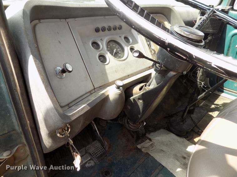 image for item ER9083 1972 Ford 750 grain truck