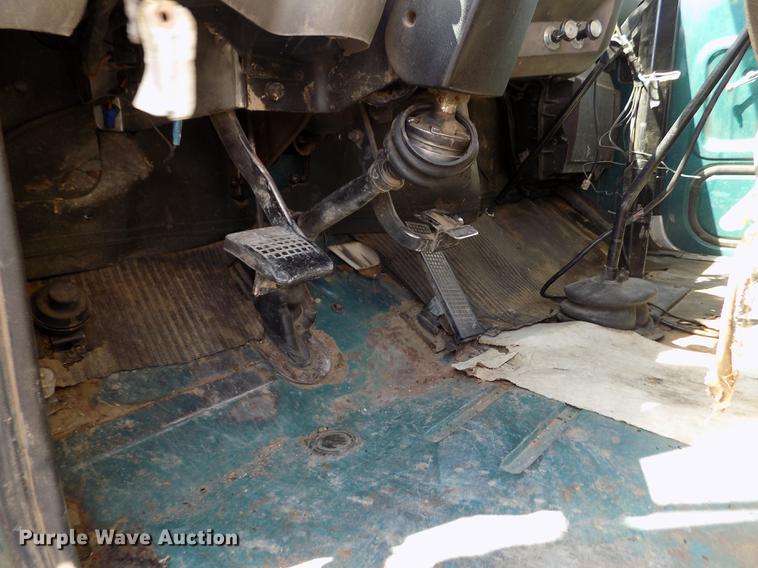 image for item ER9083 1972 Ford 750 grain truck