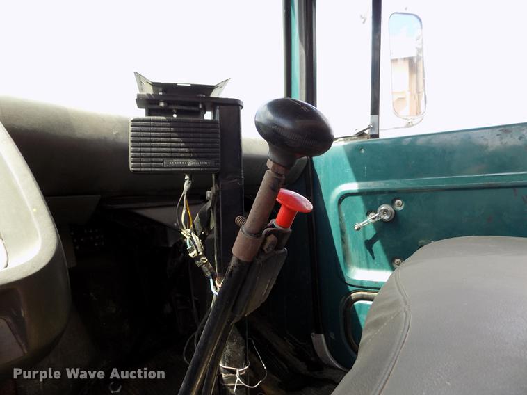 image for item ER9083 1972 Ford 750 grain truck