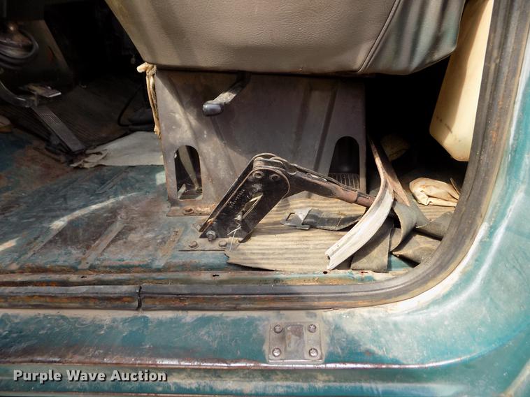 image for item ER9083 1972 Ford 750 grain truck