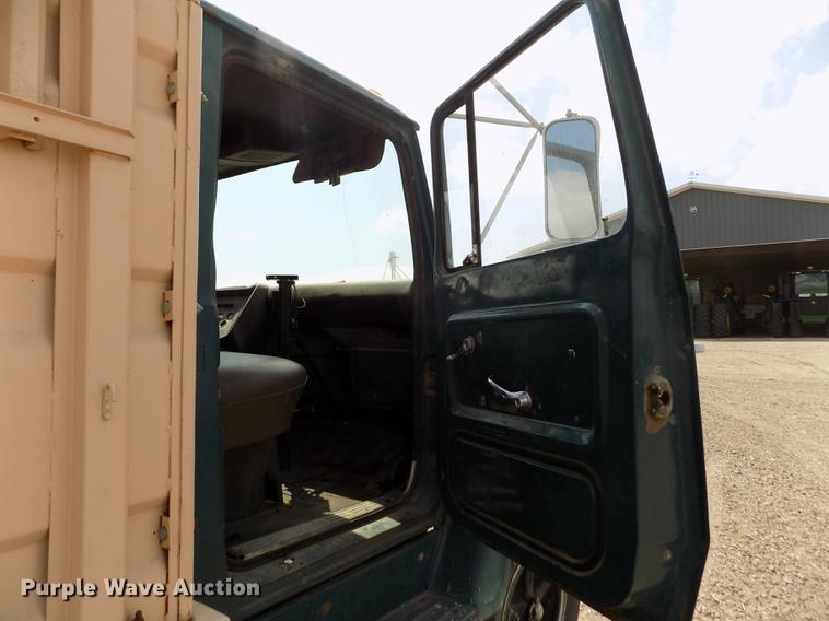 image for item ER9083 1972 Ford 750 grain truck