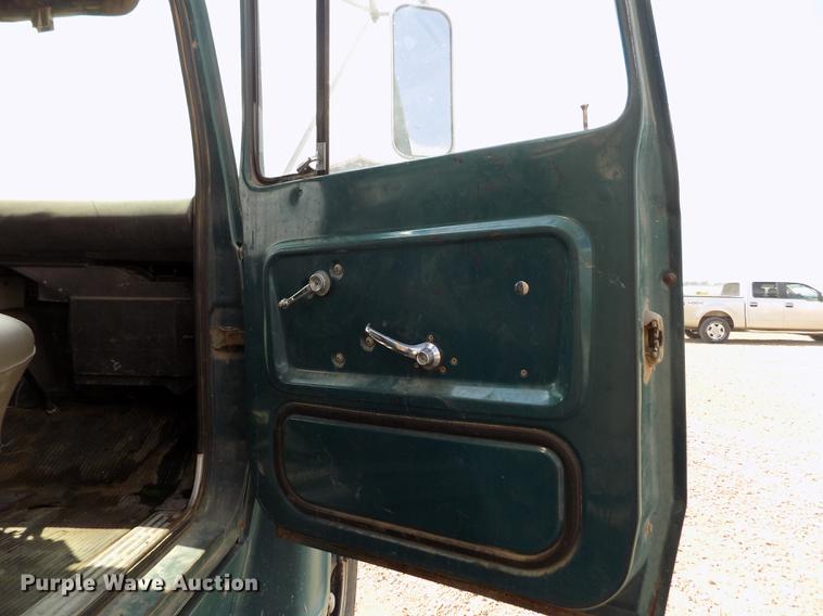 image for item ER9083 1972 Ford 750 grain truck