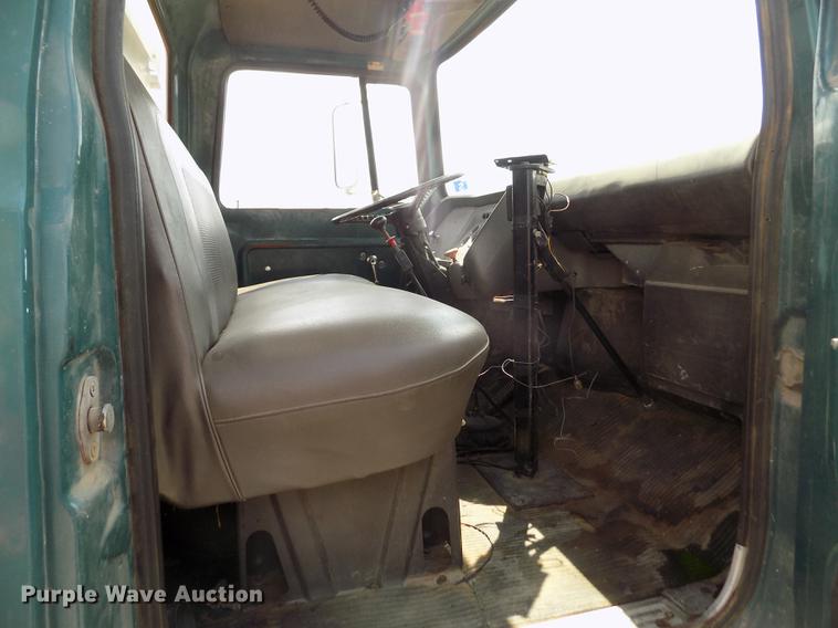 image for item ER9083 1972 Ford 750 grain truck