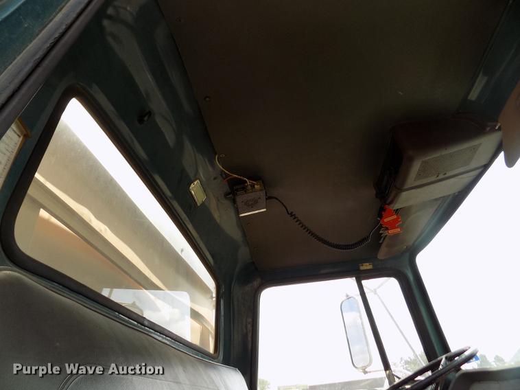 image for item ER9083 1972 Ford 750 grain truck